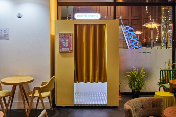 영빈의 생카에 설치된 인생네컷 기계. 멤버를 테마로 한 프레임으로 즉석사진을 찍을 수 있다.&nbsp;ⓒ스튜디오 어댑터 윤동길 실장/한겨레