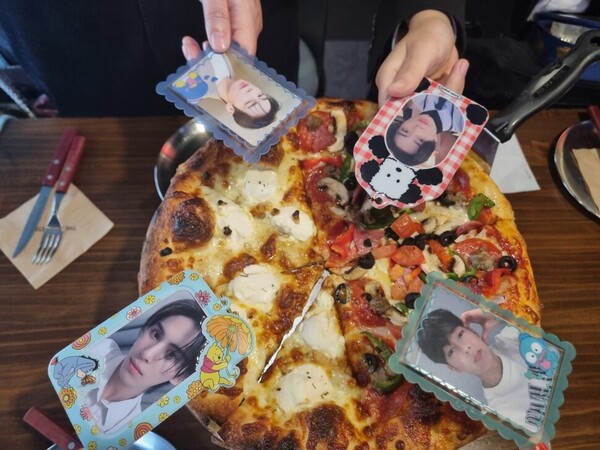 영빈의 생카 이후 팬들이 피자를 먹기 전에 에스에프9 ‘최애 멤버’ 포토카드와 함께 찍은 이른바 ‘예절샷’.&nbsp;ⓒ윤은숙 제공/한겨레