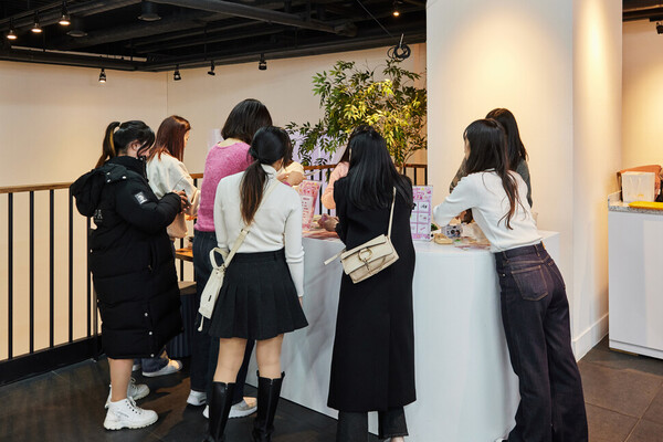 영빈의 생카를 찾은 팬들이 러키 드로(행운의 제비뽑기)에 참여하기 위해 모여 있다.&nbsp;ⓒ스튜디오 어댑터 윤동길 실장/한겨레