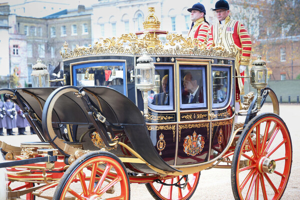 O presidente Yoon Suk-yeol segue para o Palácio de Buckingham em uma carruagem com o rei Carlos III da Inglaterra na Horse Guards em Londres, Inglaterra, no dia 21 (horário local).  Uma cópia do relatório conjunto
