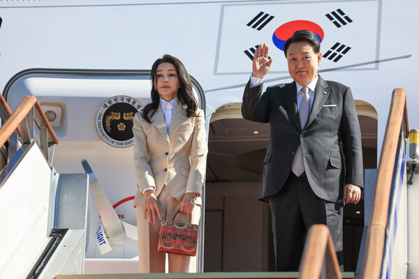 O presidente Yoon Seok-yeol e a primeira-dama Kim Geun-hee se cumprimentam a bordo da Aeronave 1 da Força Aérea para sua viagem à Arábia Saudita e ao Catar no Aeroporto de Seul, em Seongnam-si, Gyeonggi-do, no dia 21.  (Enviado pela Presidência da República) 21/10/2023/Notícias 1