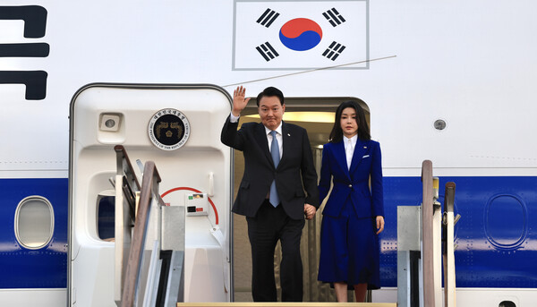 O presidente Yoon Suk-yeol e sua esposa Kim Geun-hee, que retornaram de uma visita de 4 noites e 6 dias a Nova York, EUA, chegaram ao aeroporto de Seul em Seongnam, Gyeonggi-do no dia 23 e se cumprimentaram enquanto estavam lá .  Desembarcado da Força Aérea nº 1. (Enviado pela Presidência da República) 23 de setembro de 2023/Notícias 1