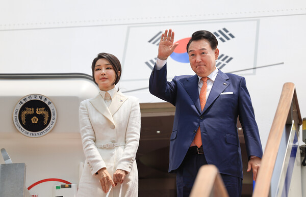 O presidente Yoon Seok-yeol e a primeira-dama Kim Geun-hee, que estão em turnê pela Lituânia e Polônia, dão as boas-vindas a bordo da Unidade nº 1 da Força Aérea ao partirem do Aeroporto de Seul, em Seongnam-si, Gyeonggi-do, na tarde de dezembro de 2018. 11.  O décimo.  (2023.7.10) ⓒGabinete do Presidente