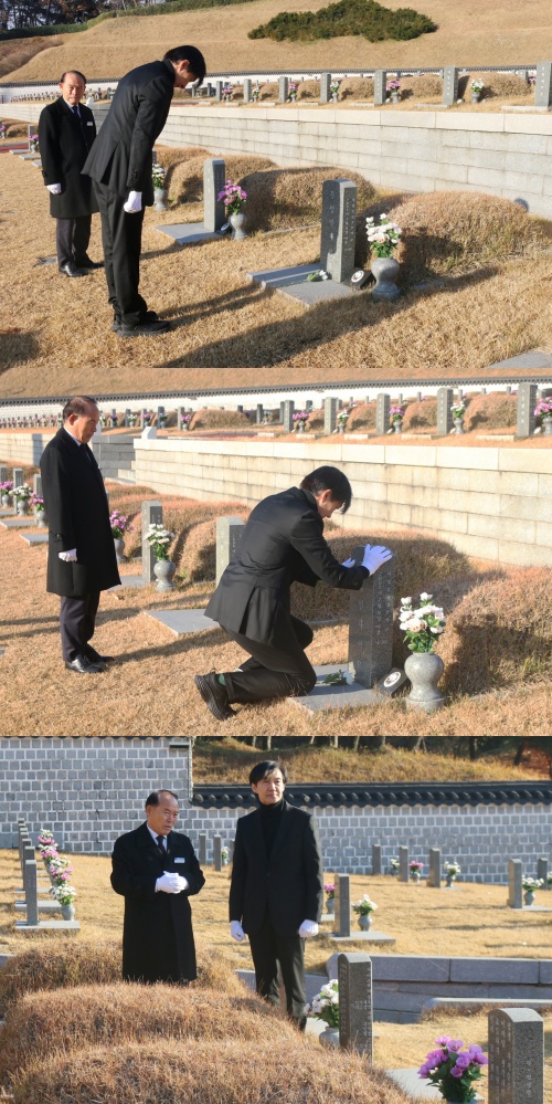 민주묘지를 찾은 조국 전 장관. ⓒ민주묘지 제공/뉴스1