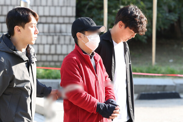 한 장관의 집 앞에&nbsp;흉기를 두고 간 혐의를 받는 홍모씨가 10월 16일 오후 서울 서초구 서울중앙지방법원에서 열린 구속 전 피의자심문(영장실질심사)을 마친 후 법정을 나서는 모습.&nbsp;ⓒ뉴스1&nbsp;