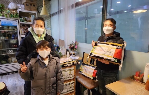 4명에게 새 생명을 주고 하늘로 떠난 문미선(왼쪽 뒤)씨와 가족. ⓒ한국장기조직기증원 제공