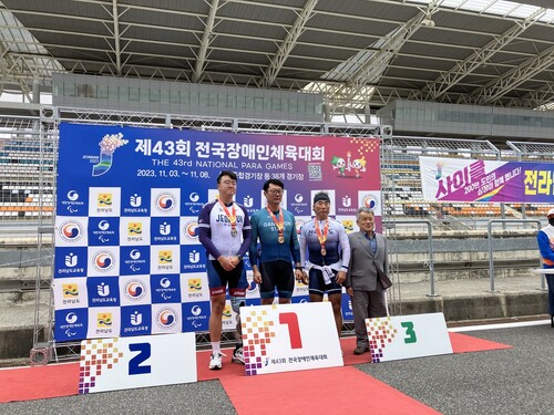 박찬종(왼쪽)은 11월 열린 제43회 전국장애인체육대회 남자 사이클 개인도로독주 22㎞ C3 선수부 경기에서 은메달을 땄다. ⓒ박찬종 제공/한겨레