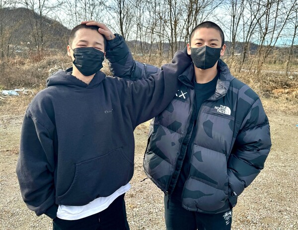 그룹 방탄소년단 멤버 지민과 정국이 동반 입대하던 날 풍경을 담은 사진이 공개됐다. 12일 방탄소년단 진과 정국이 입소를 앞두고 사진촬영을 하고 있다. ⓒ방탄소년단 공식 SNS