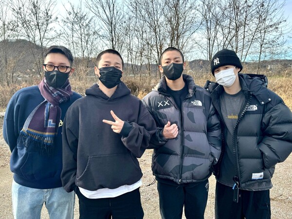 그룹 방탄소년단 멤버 지민과 정국이 동반 입대하던 날 풍경을 담은 사진이 공개됐다. 12일 방탄소년단 진과 정국이 배웅 나온 슈가와 제이홉과 함께 사진 촬영을 하고 있다. ⓒ방탄소년단 공식 SNS