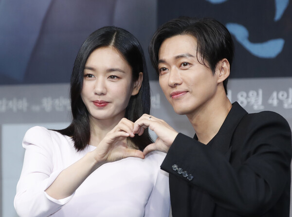 배우 안은진과 남궁민(오른쪽)이 4일 오후 서울 마포구 상암 MBC에서 열린 새 금토드라마 ‘연인’ 제작발표회에서 포즈를 취하고 있다. ‘연인’은 병자호란을 겪으며 엇갈리는 연인들의 사랑과 백성들의 생명력을 다룬 휴먼역사멜로드라마다. 2023.8.4ⓒ뉴스