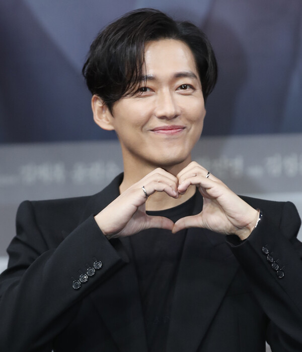 배우 남궁민이 4일 오후 서울 마포구 상암 MBC에서 열린 새 금토드라마 ‘연인’ 제작발표회에서 포즈를 취하고 있다. ‘연인’은 병자호란을 겪으며 엇갈리는 연인들의 사랑과 백성들의 생명력을 다룬 휴먼역사멜로드라마다. 2023.8.4ⓒ뉴스