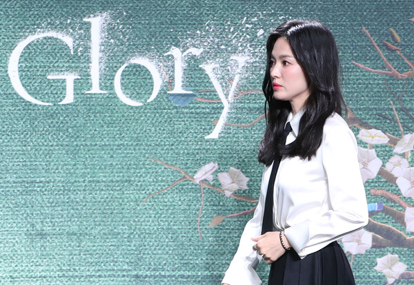 배우 송혜교가 20일 서울 종로구 JW 메리어트 동대문 스퀘어 서울에서 열린 넷플릭스 드라마 '더 글로리' 제작발표회에 참석하고 있다. '더 글로리'는 유년 시절 폭력으로 영혼까지 부서진 문동은(송혜교 분)이 온 생을 걸어 치밀하게 준비한 처절한 복수와 그 소용돌이에 빠져드는 이들의 이야기를 그렸다. ‘태양의 후예’를 집필한 김은숙 작가와 배우 송혜교의 두 번째 만남으로 이목이 집중되고 있다. 2022.12.20ⓒ뉴스1
