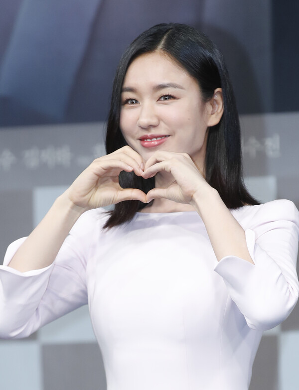 배우 안은진이 4일 오후 서울 마포구 상암 MBC에서 열린 새 금토드라마 ‘연인’ 제작발표회에서 포즈를 취하고 있다. ‘연인’은 병자호란을 겪으며 엇갈리는 연인들의 사랑과 백성들의 생명력을 다룬 휴먼역사멜로드라마다. 2023.8.4ⓒ뉴스