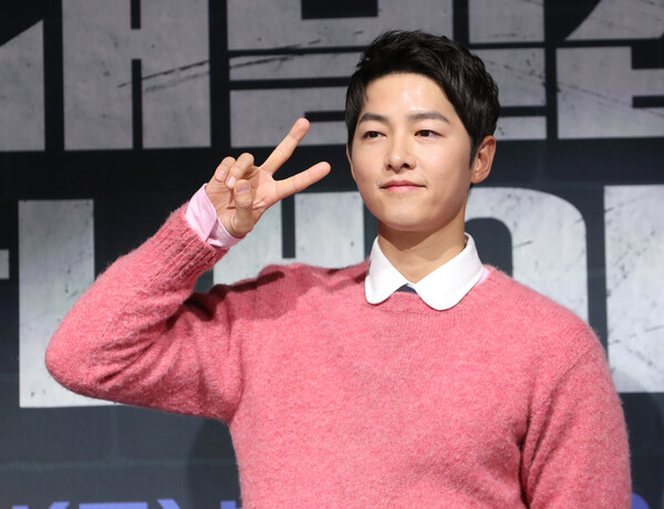 배우 송중기가 17일 오후 서울 여의도 페어몬트 앰배서더 호텔에서 진행된 JTBC 금토일드라마 '재벌집 막내아들'(연출 정대윤/극본 김태희) 제작발표회에서 포즈를 취하고 있다. '재벌집 막내아들'은 재벌 총수 일가의 오너리스크를 관리하는 비서 윤현우(송중기 분)가 재벌가의 막내아들 진도준(송중기 분)으로 회귀해 인생 2회차를 사는 판타지 회귀물이다. 2022.11.17ⓒ뉴스1