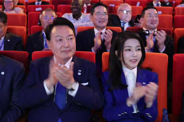 윤석열 대통령과 김건희 여사가 20일 오후(현지시간) 프랑스 이시레물리노에서 열린 제172차 국제박람회기구(BIE) 총회에 참석해 부산엑스포(2030부산세계박람회) 유치를 위한 4차 경쟁 프레젠테이션(PT)을 보며 손뼉치고 있다. 두번째줄 왼쪽부터 정의선 현대차그룹 회장, 이재용 삼성전자 회장, 구광모 LG 회장. (대통령실 제공) 2023.6.21