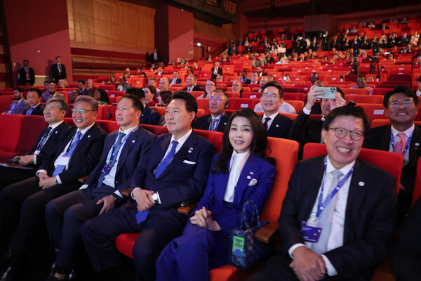 윤석열 대통령과 김건희 여사가 20일 오후(현지시간) 프랑스 이시레물리노에서 열린 제172차 국제박람회기구(BIE) 총회에 참석해 부산엑스포(2030부산세계박람회) 유치를 위한 4차 경쟁 프레젠테이션(PT)을 보고 있다. 앞줄 오른쪽부터 박형준 부산시장, 김 여사, 윤 대통령, 최태원 대한상의 회장, 박진 외교부 장관, 조태용 국가안보실장. 두번째줄 오른쪽부터 김태효 국가안보실 1차장, 구광모 LG 회장, 이재용 삼성전자 회장, 정의선 현대차그룹 회장. (대통령실 제공) 2023.6.21