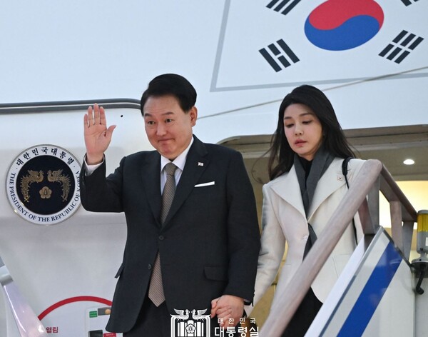 ‘파리 폭탄주’ 윤석열 대통령이 11월 프랑스 순방 당시 재벌 총수들과 술자리 의혹에 대통령실이 내놓은 해명은 고개가 갸우뚱한다