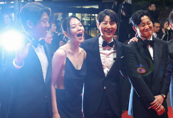 24일(현지시간) 프랑스 남부 칸 ‘팔레 데 페스티발’(Falais des Festival) 뤼미에르 대극장에서 열린 '어 브라이터 투모로우(A Brighter Tomorrow)’ 시사회에서 주목할 만한 시선 부문에 초청된 영화 ‘화란’의 김창훈 감독과 배우 김형서(비비), 송중기, 홍사빈이 레드 카펫에 오르고 있다. (2023.5.25) ⓒ뉴스1