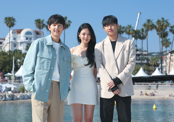 22일(현지시간) 오후 제76회 칸 국제영화제가 열리고 있는 프랑스 남부 소도시 칸 ‘바리에르 비치 마제스틱 칸’에서 ‘주목할 만한 시선’으로 초청된 영화 ’화란'(감독 김창훈)의 송중기, 김형서(비비), 홍사빈이 인터뷰 전 촬영을 하고 있다. (2023.5.23) ⓒ뉴스1
