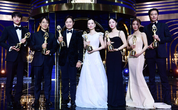 24일 오후 서울 여의도 KBS홀에서 열린 제44회 청룡영화상 시상식에서 수상자들이 트로피를 들고 기념촬영하고 있다. 사진 왼쪽부터 홍사빈(신인남우상). 엄태화(감독상), 이병헌(남우주연상), 정유미(여우주연상), 전여빈(여우조연상), 고민시(신인여우상), 조인성(남우조연상). (2023.11.25) ⓒ뉴스1