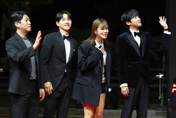 김창훈 감독(왼쪽부터)과 배우 송중기, 김형서(비비), 홍사빈이 4일 오후 부산 해운대구 영화의전당에서 열린 ‘제28회 부산국제영화제’(BIFF) 개막식 레드카펫 행사에서 인사를 하고 있다. (2023.10.4) ⓒ뉴스1