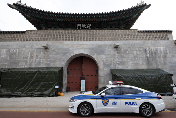 범행 발생 나흘째인 19일 오전 서울 종로구 경복궁 영추문 인근에서 경찰 차량이 근무를 하고 있다.&nbsp;ⓒ뉴스1