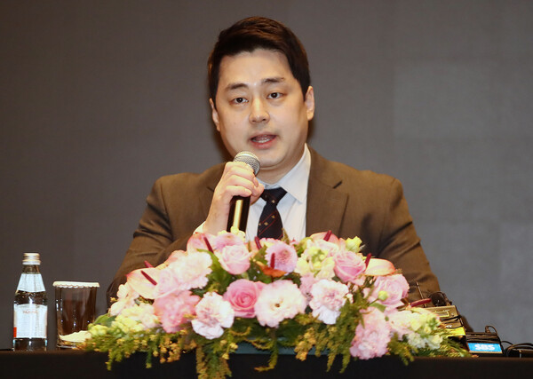 조성해 갤럭시코퍼레이션 이사가 21일 서울 서초구 JW메리어트호텔에서 열린 가수 지드래곤(본명 권지용·35) 마약 투약 의혹 무혐의 처분과 향후 활동과 관련한 기자회견에서 취재진 질문에 답하고 있다. 2023.12.21. ⓒ뉴스1