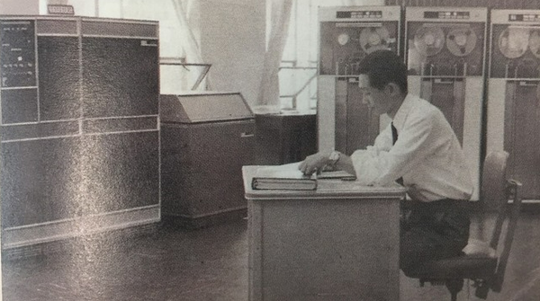 1967년 경제기획원 통계국이 처음으로 아이비엠 컴퓨터를 도입하면서 만들어진 우리나라 최초의 전산실 모습.&nbsp;ⓒ한겨레/한국 IBM 제공