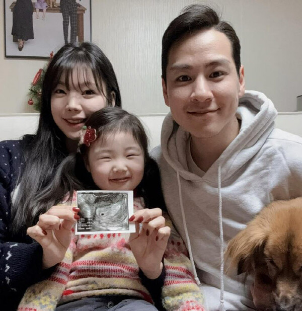 둘째 임신 소식 알린 이다은·윤남기 부부. ⓒ인스타그램