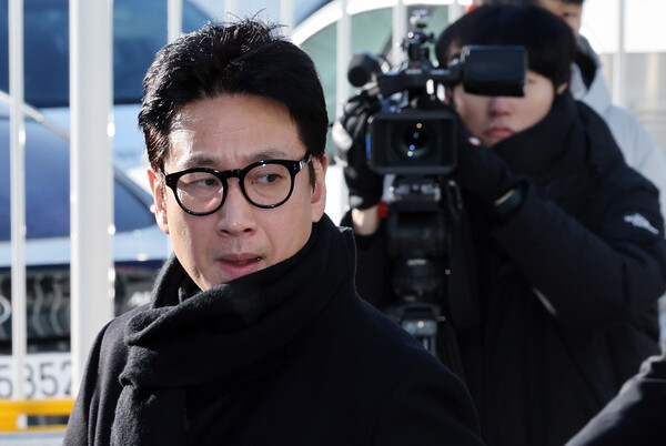 마약 투약 혐의를 받고 있는 배우 이선균 씨가 23일 오전 인천 남동구 인천논현경찰서로 3차 소환조사를 받기 위해 도착해 차량에서 내리고 있다. 경찰은 이 씨의 마약 투약 혐의 외에도 이 씨가 고소한 공갈 사건에 대해서도 조사를 이어갈 예정이다. 한편 이 씨 등에게 마약을 제공하고 투약한 혐의를 받는 서울 강남의 성형외과 의사는 지난 20일 구속됐다.(2023.12.23) ⓒ​​​​​​​뉴스1
