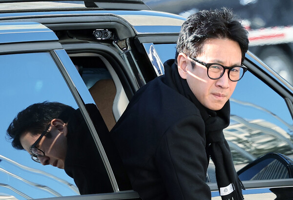 마약 투약 혐의를 받고 있는 배우 이선균 씨가 23일 오전 인천 남동구 인천논현경찰서로 3차 소환조사를 받기 위해 도착해 차량에서 내리고 있다. 경찰은 이 씨의 마약 투약 혐의 외에도 이 씨가 고소한 공갈 사건에 대해서도 조사를 이어갈 예정이다. 한편 이 씨 등에게 마약을 제공하고 투약한 혐의를 받는 서울 강남의 성형외과 의사는 지난 20일 구속됐다. (2023.12.23) ⓒ​​​​​​​​​​​​​​뉴스1