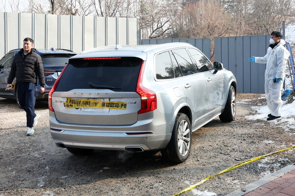 마약 투약 혐의를 받던 배우 이선균 씨가 27일 종로구 와룡공원 인근에서 숨진 채 발견 돼 과학수사대원들이 이 씨의 차량을 수습하고 있다. ⓒ2023.12.27. 뉴스1