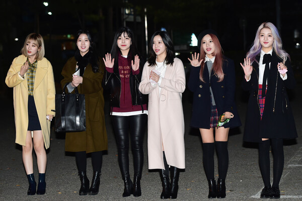 베스티가 2일 오전 서울 여의도 KBS 신관 공개홀에서 열린 KBS2 '뮤직뱅크'(이하 뮤뱅) 리허설을 하기 위해 방송국으로 들어서며 인사를 하고 있다.