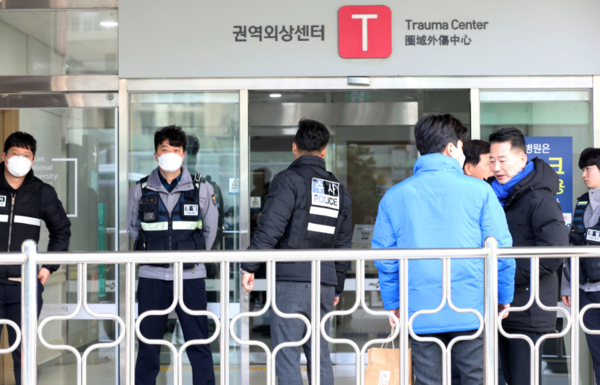 이재명 더불어민주당 대표가 2일 부산 일정을 소화하던 중 괴한에게 공격당해 헬기로 부산 서구 부산대&nbsp;병원 권역외상센터로 후송된 가운데 경찰이 병원 출입을 제한하고 있다.&nbsp;(2024.1.2) ⓒ뉴스1&nbsp;
