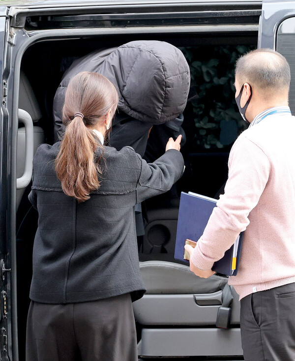 배우 故 이선균을 협박해 수천만 을 챙긴 배우 출신 박모(여·28)씨가 지난해 12월28일 오후 인천 미추홀구 인천지방법원에서 열린 구속 전 피의자 심문(영장실질심사)에 아이를 안은 채 출석한 모습. ⓒ뉴스1