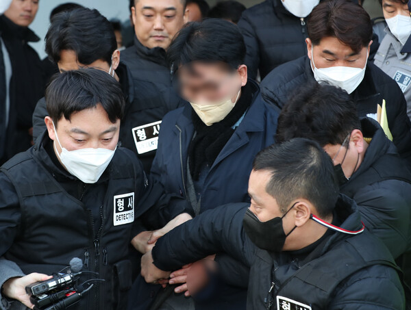 범행 직후 현행범으로 체포된 피의자 60대 김모씨.&nbsp;ⓒ뉴스1