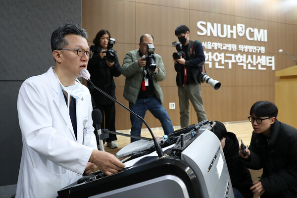 민승기 서울대병원 이식혈관외과 교수(이재명 더불어민주당 대표 수술 집도의)가 4일 오전 서울 종로구 서울대병원 의학연구혁신센터에서 흉기 피습 관련 이재명 더불어민주당 대표 수술 경과 및 회복 과정을 브리핑하고 있다. 2024.1.4ⓒ뉴스1