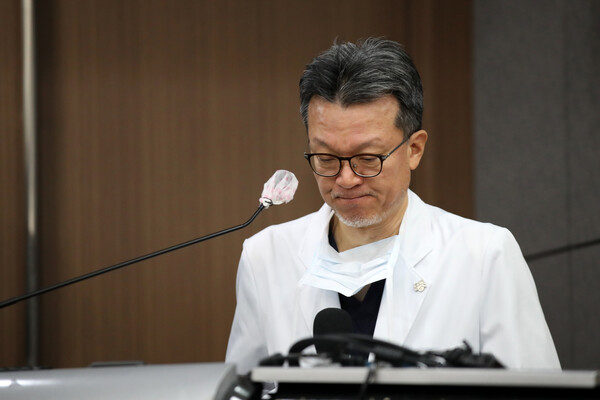 민승기 서울대병원 이식혈관외과 교수(이재명 더불어민주당 대표 수술 집도의)가 4일 오전 서울 종로구 서울대병원 의학연구혁신센터에서 흉기 피습 관련 이재명 더불어민주당 대표 수술 경과 및 회복 과정을 브리핑하고 있다. 2024.1.4/뉴스1