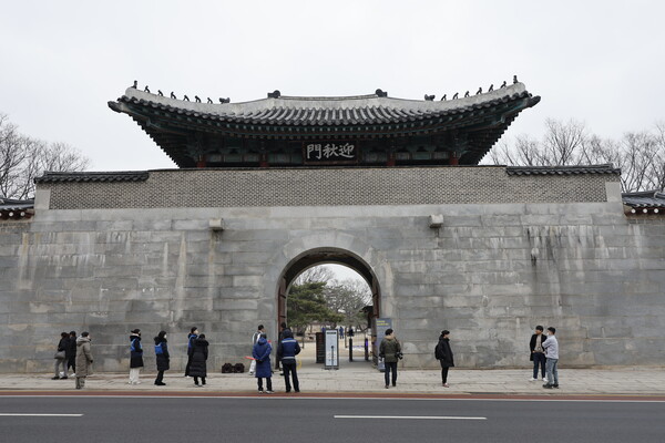 4일 서울 종로구 경복궁 영추문이 담장 낙서 제거 작업을 마치고 일반에 공개되고 있다. (2024.1.4) ⓒ뉴스1