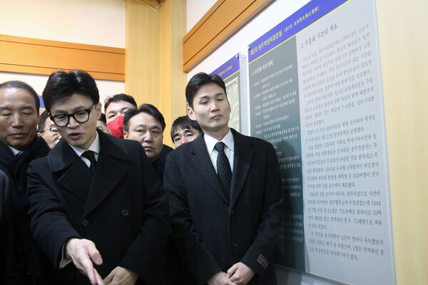 한동훈 국민의힘 비상대책위원장이 4일 오전 광주 북구 누문동 광주제일고 광주학생독립운동기념탑 참배 후 기념관에 들러 광주학생 독립운동과 관련한 설명을 듣고 있다.2024.1.4&nbsp;ⓒ뉴스1