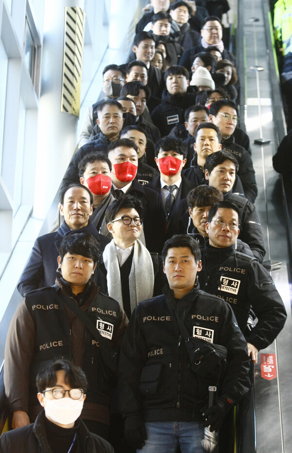 한동훈 국민의힘 비상대책위원장이 4일 광주 송정역에 도착해 경찰 경호를 받으며 이동하고 있다. 한 위원장은 이날 광주학생독립운동기념탑과 국립5·18민주묘지를 참배한다. 2024.1.4.&nbsp;ⓒ뉴스1