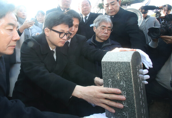 한동훈 국민의힘 비상대책위원장이 4일 오전 광주 북구 국립5·18민주묘지에서 헌화 분향한 후 무명열사묘를 찾아 참배하고 있다. 2024.1.4.ⓒ뉴스1