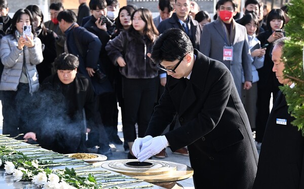 한동훈 국민의힘 비상대책위원장이 4일 오전 광주 북구 운정동 국립5·18민주묘지를 참배하고 있다.2024.1.4&nbsp;ⓒ뉴스1
