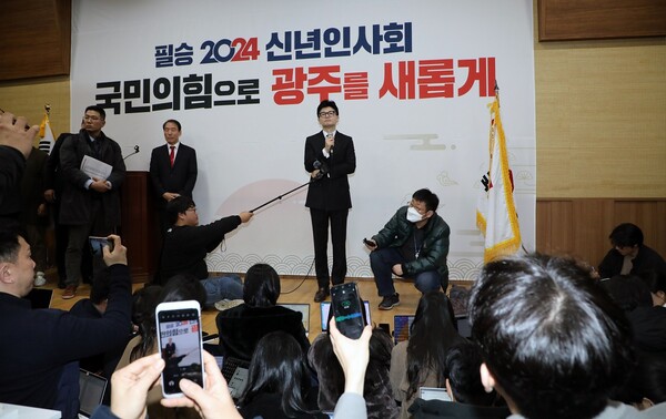 한동훈 국민의힘 비상대책위원장이 4일 광주 서구 김대중컨벤션센터에서 열린 2024 국민의힘 광주 신년인사회 참석을 마치고 취재진 질의에 답하고 있다. 2024.1.4&nbsp;ⓒ뉴스1
