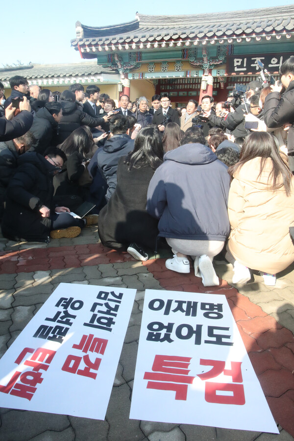 한동훈 국민의힘 비상대책위원장이 4일 광주 북구 국립5·18민주묘지에서 참배 후 기자들과 질의응답을 하고 있는 가운데 바닥에 누군가 뿌려놓은 '김건희 특검' 종이가 깔려있다. 2024.1.4.ⓒ뉴스1