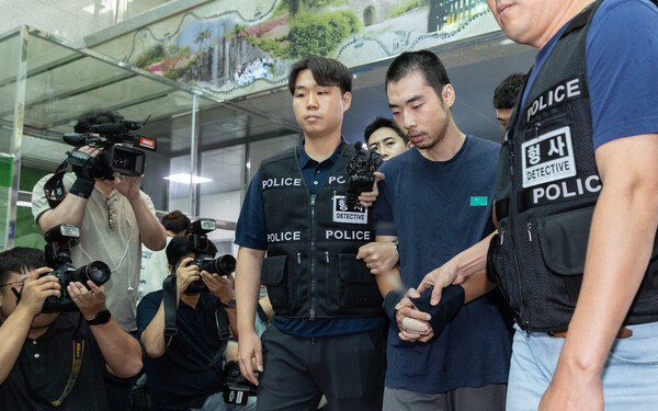 14명의 사상자를 낸 '서현역 흉기난동' 사건의 피의자 최원종이 2023년 8월 10일 오전 검찰로 송치되기 위해 경기도 성남시 수정경찰서에서 호송차로 향하고 있다.&nbsp;ⓒ뉴스1