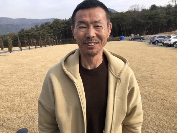 손흥민의 아버지 손웅정씨가 2022년말 한겨레와 신년 인터뷰를 하고 있다. ⓒ한겨레 김창금 선임기자