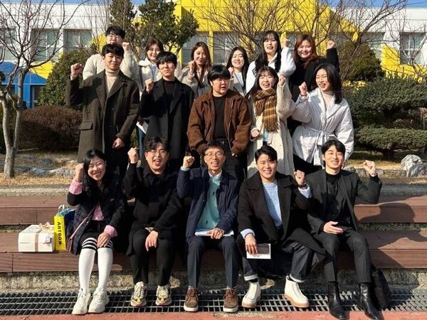 20년 뒤 다시 만나자’는 약속을 지키기 위해 지난 1월1일 전남 영암초등학교 운동장에 모인 이장규 용방초등학교 교장과 제자들이 기념사진을 찍었다. ⓒ한겨레/이장규 제공