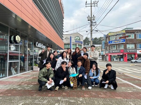 '20년 뒤 다시 만나자’는 약속을 지키기 위해 지난 1월1일 전남 영암초등학교 운동장에 모여든 이장규 용방초등학교 교장과 제자들이 기념사진을 찍었다. ⓒ한겨레/이장규 제공