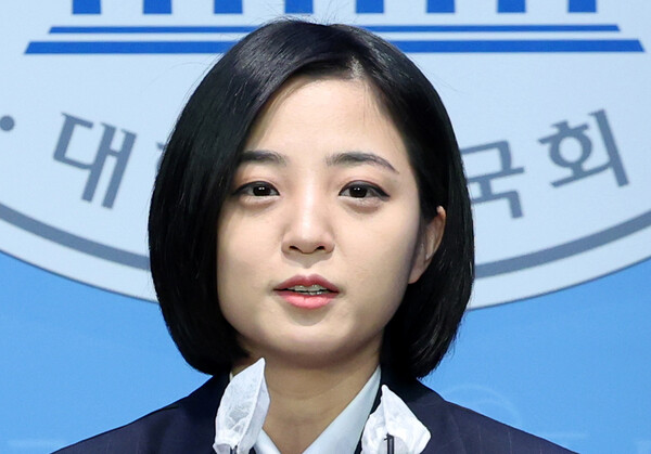 류호정 정의당 의원이 15일 서울 여의도 국회 소통관에서 열린 거취 표명 기자회견에서 "정의당 탈당하고 의원직을 내려놓겠다"고 밝히고 있다. 2024.1.15ⓒ뉴스